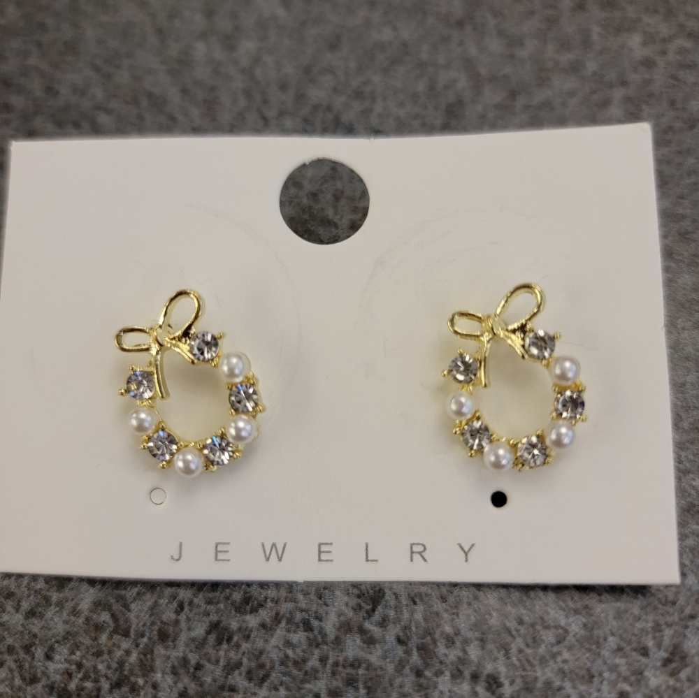 COPY - Adorable Dainty Wreath Post Earrings